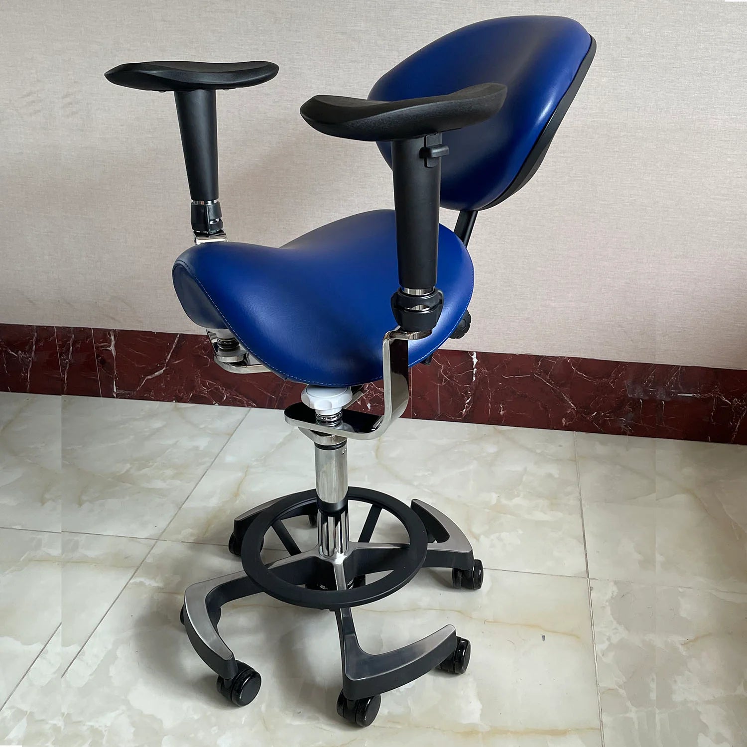 Flexibly adjustable dental operator chair